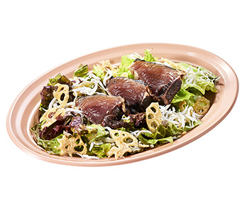 坂龍飛騰的鰹魚たたき和蓮藕沙拉